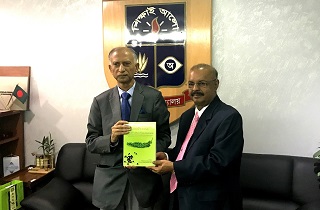 Dr. Muhammed Majeed presents BioPerine<sup>®</sup> book to Dr. AAMS Arefin Siddique, Vice Chancellor of Dhaka University