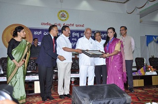 Dr. Anju Majeed, Director, Sami Labs Limited receiving the Platinum Award for the Best Pharmaceutical Export Company of Bangalore Urban from Shri B S Yediyurappa, Chief Minister, Karnataka. Left to right: Ms. Gunjan Krishna, IAS, Commissioner, Industries Department, Government of Karnataka, Mr. Gaurav Gupta, IAS, Principal Secretary, Industry and Commerce, Government of Karnataka, Mr. Sadananda Gowda, Minister for Chemicals and Fertilizers, Government of India, Mr. B S Yediyurappa, Chief Minister of Karnataka, Mr. Jagadish Shetter, Industries Minister, Government of Karnataka, Dr. Anju Majeed, Director, Sami Labs Limited and Mr. Maheswara Rao, IAS, Secretary, Mining and MSME, Government of Karnataka