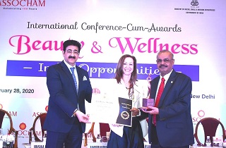 Dr. Majeed receiving the ‘Legend of Natural Cosmeceuticals’ award from Mr. Sandeep Marwah Chancellor, AAFT University of Media & Art and Her Excellency Ms. Jennifer Graham, Spouse of His Excellency Mr. Nadir Patel, Canadian High Commission of India