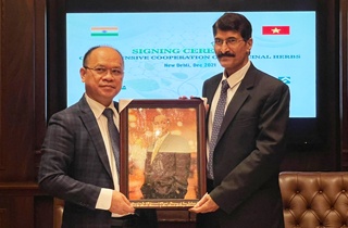 Le Thanh presenting Rice Grain painting of Dr. Majeed